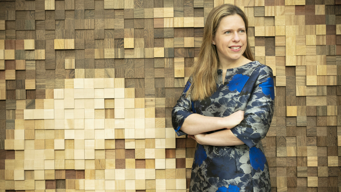 Minister Schouten neemt innovatie magazine biologische landbouw in ontvangst