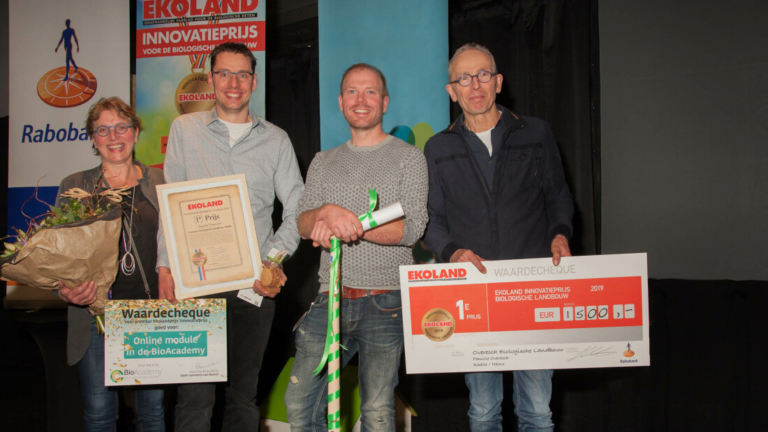 Winnaar Ekoland Innovatieprijs ontvangt waardecheque BioAcademy